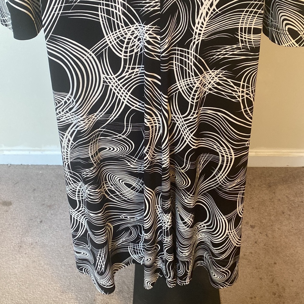 PRE-OWNED WOMEN’S ISADORA COLLECTION, BLACK & WHITE SHEATH DRESS - Picture 10 of 12